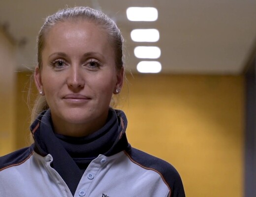 Verpleegkundige Carlijn legt uit waarom zorg belangrijk is in de PI